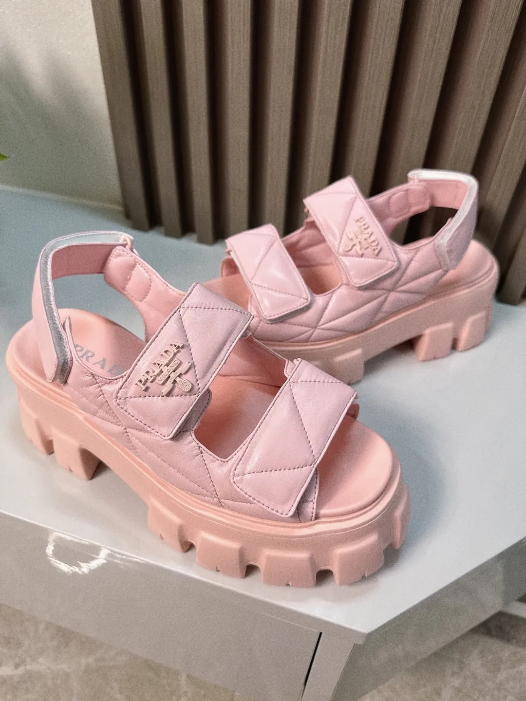 👟👟Ex-factory price 560👟👟 Prada New sandal series for summer Thick-soled sandals This is a must-have for summer. It feels soft and delicate on the feet and is extremely comfortable. You can mix it with you at will. Original molded midsole. Original foaming technology tooth outsole, size 35-41.